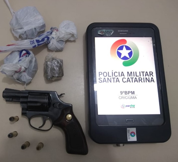 Mulher é presa com drogas e revolver