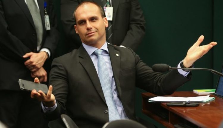 Morando no Rio, Eduardo Bolsonaro ocupou cargo na Câmara que pedia residência em Brasília