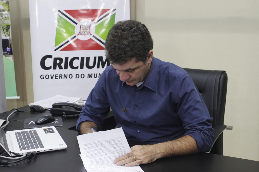 Salvaro assina decreto que estabelece novo método de cobrança da taxa de coleta de lixo em Criciúma