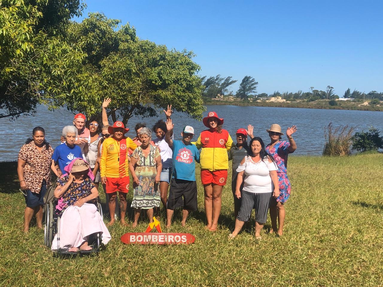 Idosos da Casa de Repouso Cantinho do Idoso participam de piquenique na Lagoa dos Freitas