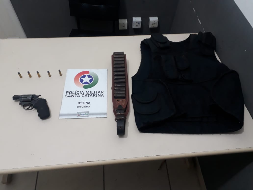 Polícia Militar flagra homem com revolver na mão