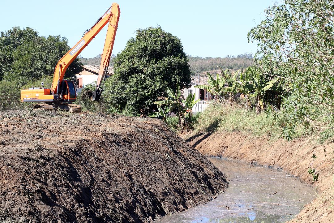 Mais de 60 quilômetros de rios e córregos desassoreados em Criciúma