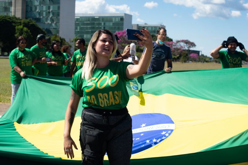 Prisão de Sara Winter gera protesto na porta da PF em Brasília