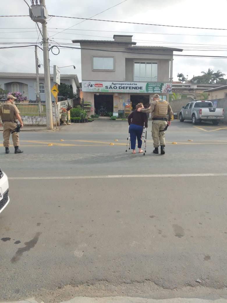 Policial Militar ajuda senhora com deficiência a atravessar Avenida