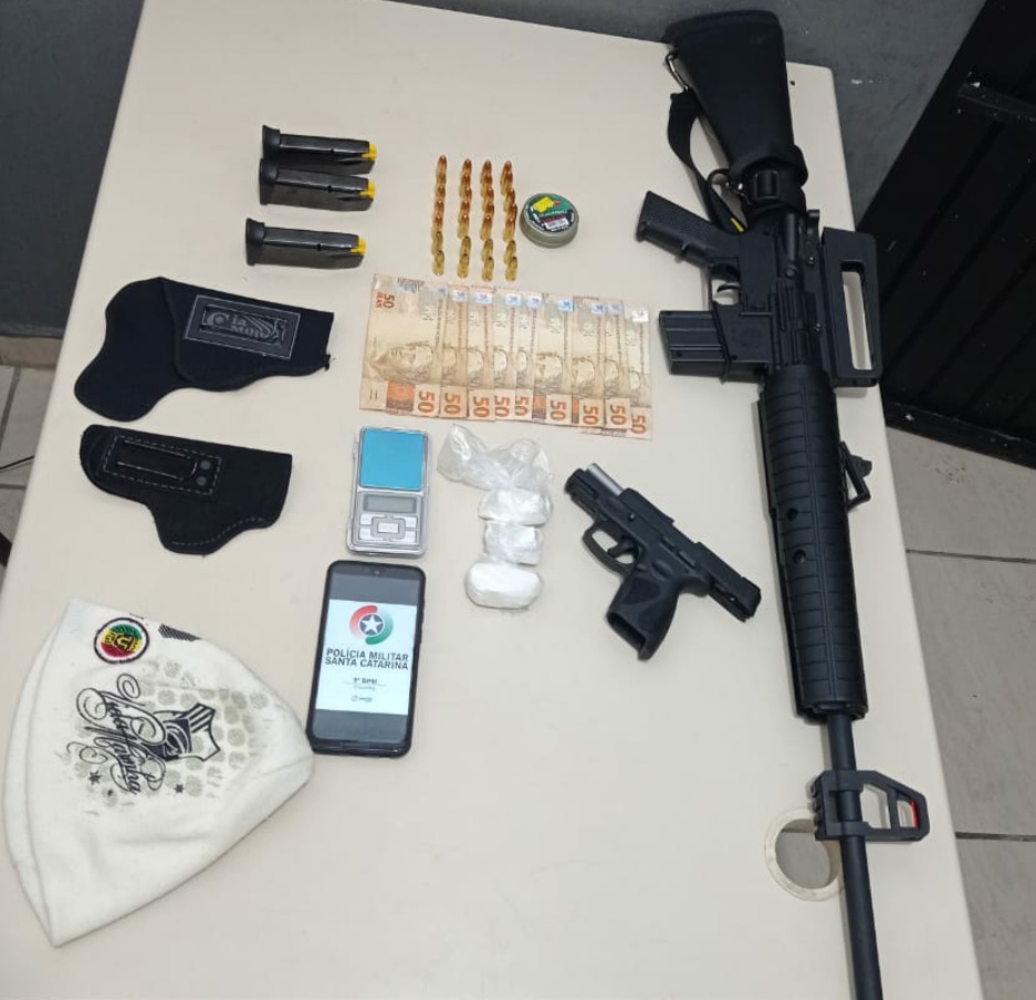 Polícia Militar apreende armas e droga em apartamento na Santa Luzia