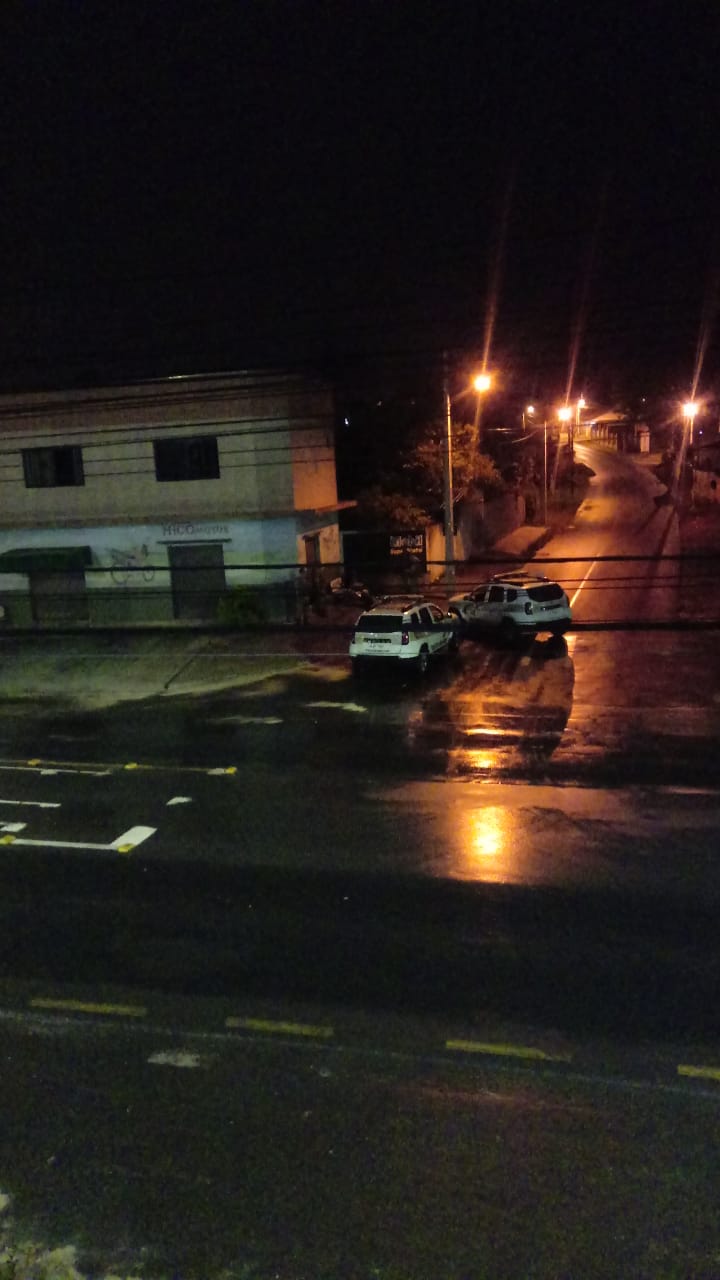 Motoqueiro com moto furtada colide em muro e PM chega no local