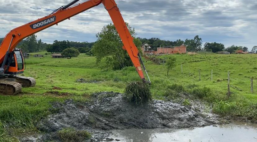 Prefeitura distribui equipes para limpeza de rios e bocas de lobo para prevenção de cheias em Criciúma